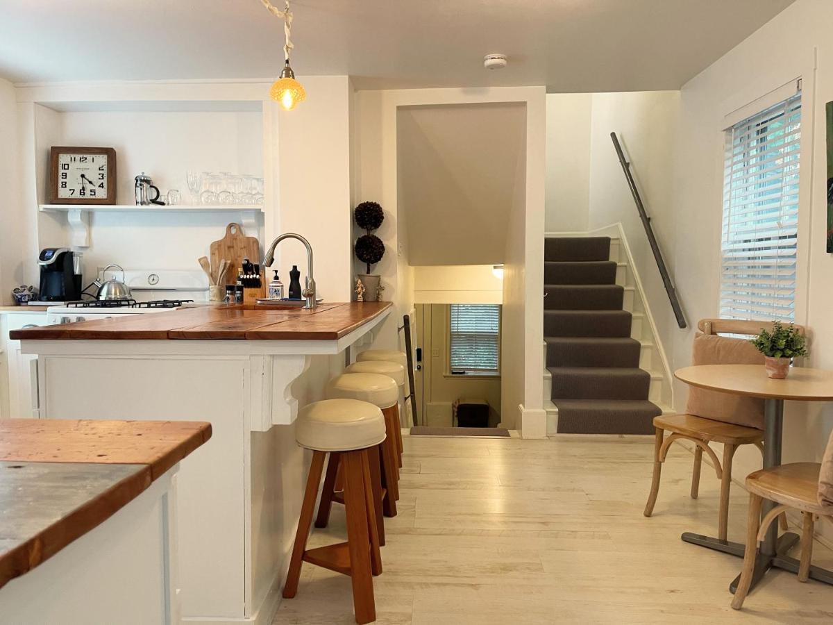 An Authentic, Rustic Luxurious Little Single Family Home In Old Town. All Yours. Marblehead Eksteriør bilde