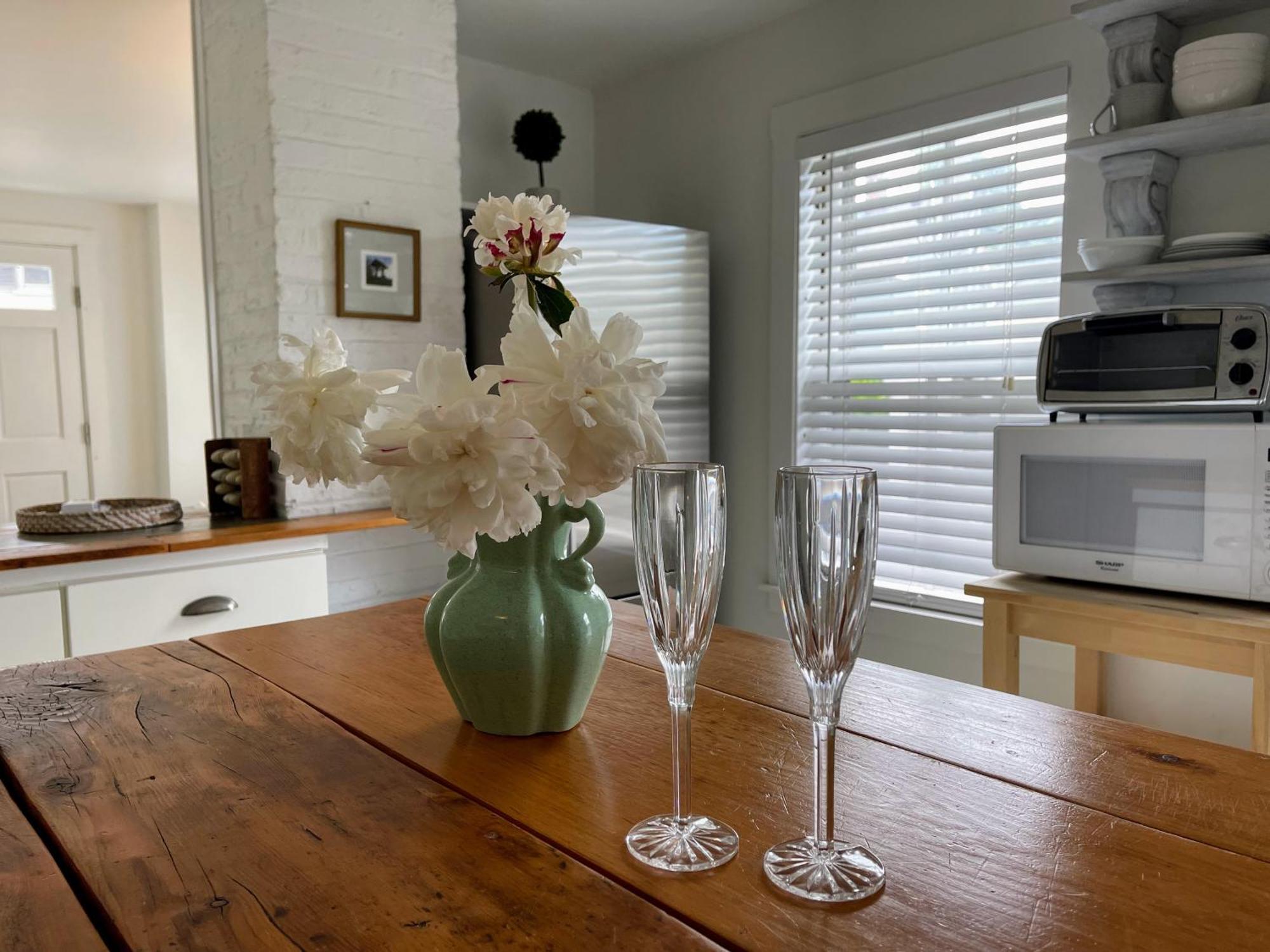 An Authentic, Rustic Luxurious Little Single Family Home In Old Town. All Yours. Marblehead Eksteriør bilde