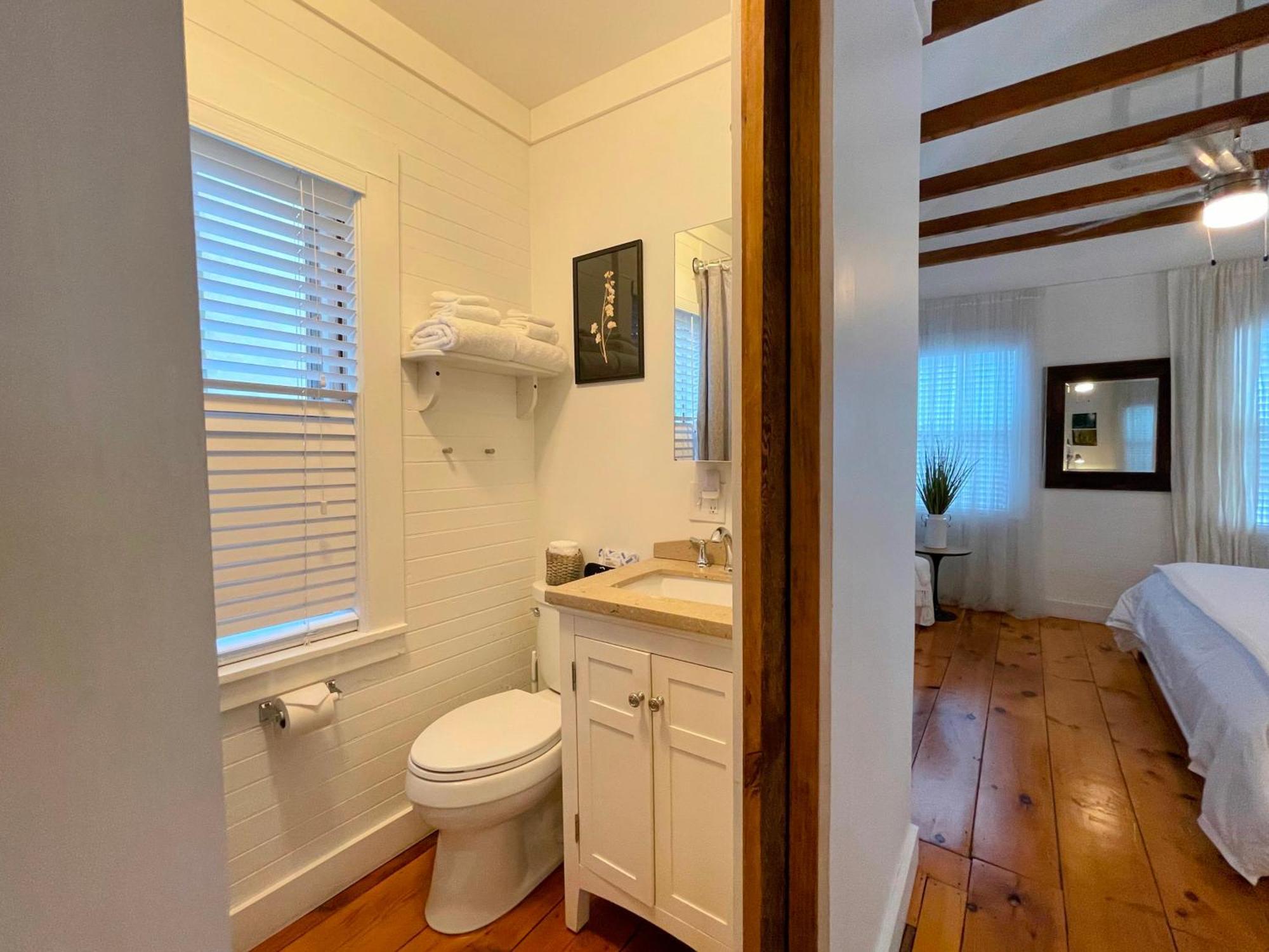 An Authentic, Rustic Luxurious Little Single Family Home In Old Town. All Yours. Marblehead Eksteriør bilde