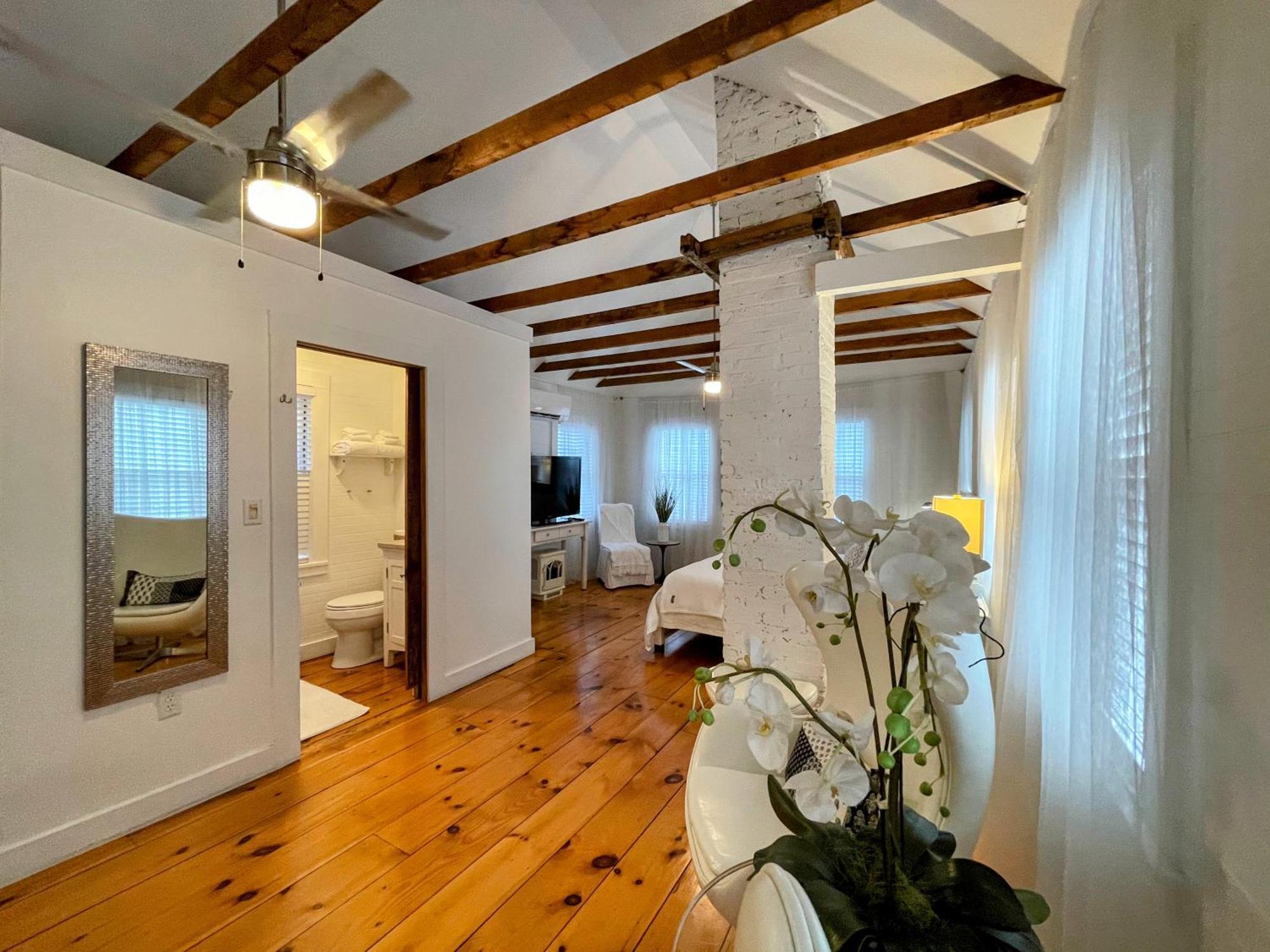 An Authentic, Rustic Luxurious Little Single Family Home In Old Town. All Yours. Marblehead Eksteriør bilde