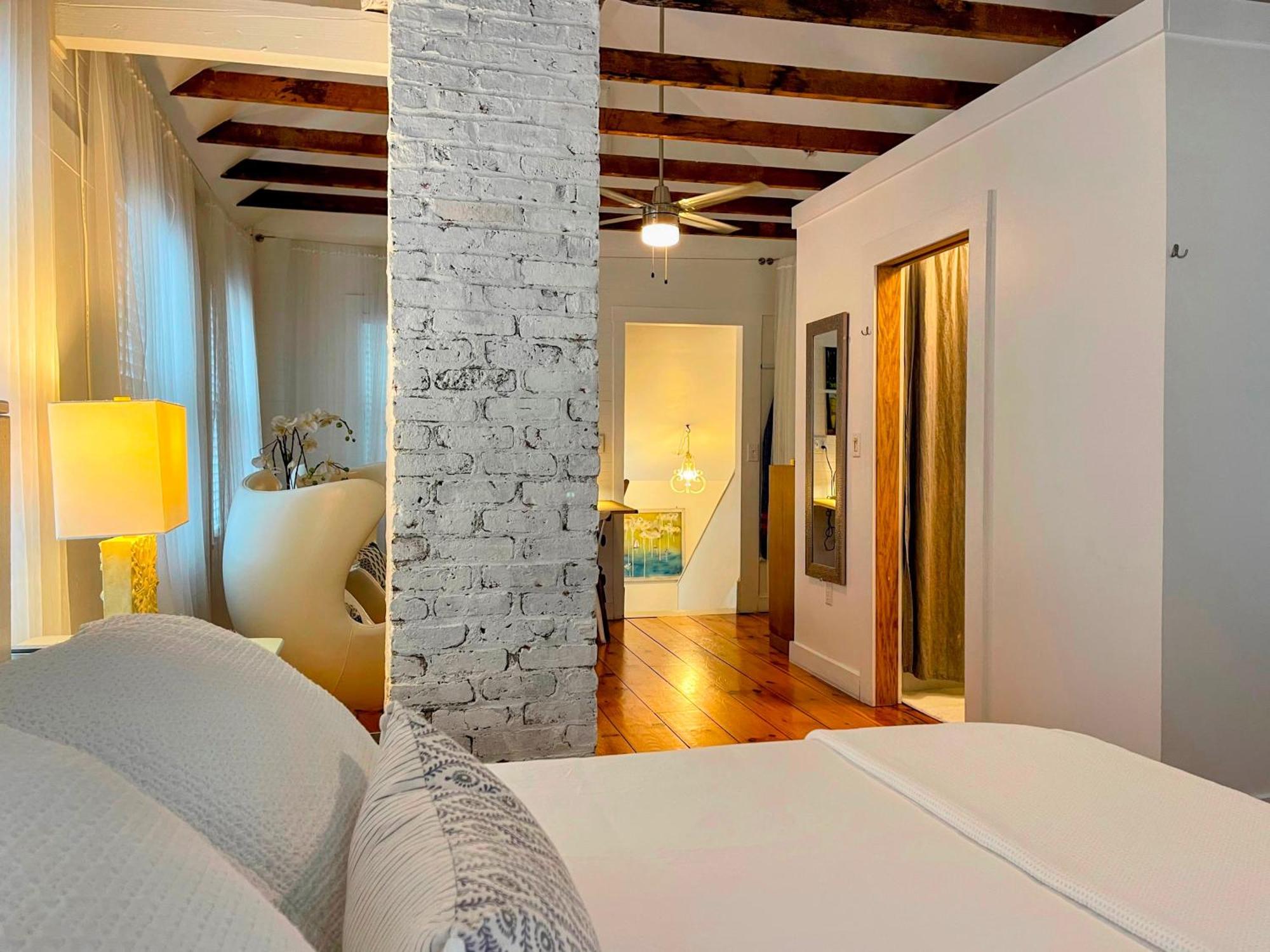 An Authentic, Rustic Luxurious Little Single Family Home In Old Town. All Yours. Marblehead Eksteriør bilde